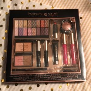 NWT 💋Beautify in Sight  31 piece make up set 💋💄